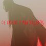 Rote Schrift: "DE BRUJAS Y FANTASMAS". Silhouette einer Person in einem Nebel aus Rot- und Beigetönen.