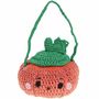 Eine gehäkelte Tasche in Form einer lächelnden Orange mit grünen Blättern und Henkel.