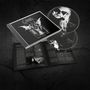 CD-Cover mit Fledermaus und Schriftzug „Arcana - Verity - Death“. Zwei CDs und ein geöffnetes Booklet enthalten Texte und Bilder.