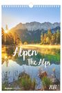 „Alpen The Alps 2027“. Ein See mit spiegelndem Wasser, umgeben von Bäumen und Bergen beim Sonnenaufgang.