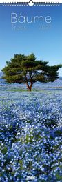 "Bäume Trees 2027" steht in weißer Schrift über einem einzelnen Baum in einem blauen Blumenfeld unter klarem Himmel.
