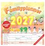 "Familyplanner 2027" in oranger Schrift. Figuren und Tiere umrahmen Zahlen und Namen. Bunte, verspielte Illustration.