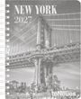 „NEW YORK 2027“ in Großbuchstaben über einer ikonischen Brücke. Im Vordergrund entspannen Menschen auf einer Wiese.