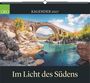 "Kalender 2027. Im Licht des Südens." zeigt eine Steinbrücke über einem klaren Fluss in landschaftlicher Umgebung.