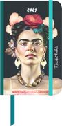 "2027" steht oben, "Frida Kahlo" an der Seite. Eine porträtierte Frau mit Blumen im Haar und Schmuck.
