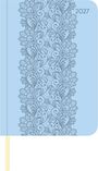 Text "2027". Blaues Buchcover mit floralem Spitzenmuster in der Mitte.