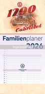 Vorjahresabbildung: Familienplaner 2026. Logo oben, Illustration eines 1200 Cabriolet Autos darunter. Kalenderseiten unten.