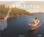 „HURTIGRUTEN im Bann der Fjorde und der Ruhe der Berge.“ Ein Schiff fährt entlang einer malerischen Küstenlandschaft.