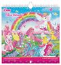 Text: „Lissy Pony Mein Kalender“, „Schuljahresbegleitender Wochenkalender“, „zum Basteln, Rätseln und vielem mehr“. Illustration: Bunte Ponys vor einem Regenbogen mit Flügeln und Kronen.