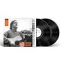 Text auf einem Albumcover: „Jackson C. Frank“. Ein Mann spielt Gitarre, zwei Schallplatten daneben. Vintage-Stil.
