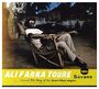 "ALI FARKA TOURE Savane" steht oben. Ein Mann sitzt im Freien auf einem Stuhl und spielt Gitarre.