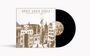 "Dance Gavin Dance. Downtown Battle Mountain." Ein detailliertes, sepiafarbenes Stadtbild mit Ballon und Schallplatte.