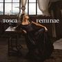 Text "tosca feminae". Eine Frau in schwarzem Kleid lehnt an einem Tisch in einem industriellen Raum mit großen Fenstern.