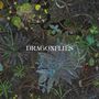 "DRAGONFLIES" steht in weißen Buchstaben. Umgeben von detaillierten Pflanzen und Blumen in dunklen, natürlichen Farben.