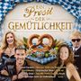Text: "Ein Prosit der Gemütlichkeit. Sweet Caroline, Marmor, Stein und Eisen bricht, Sierra Madre, Griechischer Wein, Rock mi, Cordula Grün, Take Me Home Country Roads. In München steht ein Hofbräuhaus, u.v.a." 

Im Hintergrund blau-weiße bayerische Muster, Brezel, Edelweißblüten. Fotos von vier lächelnden Personen.