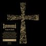 Auf den Schallplatten steht „Iommi“. Schwarze Hülle mit kreuzförmiger Öffnung. Schwarz-weiße Schallplatten und kunstvolle Illustrationen.