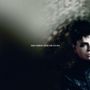 Text „GARY NUMAN. DEAD SON RISING“. Eine düstere, verschwommene Szenerie mit dem Porträt eines ernsthaften Mannes.