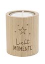 "Licht Momente" in brauner Schrift auf einem Holzteelichthalter mit einem eingravierten Stern und kleinen Sternen.