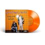 "Himmel & Hölle", "Mambo Kurt & Disko" - Zwei Männer vor orange gefliester Wand, einer im Anzug, einer hockend in Jeans. Orange Vinyl.