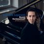 Gabriele Leporatti, Busoni, Rachmaninoff, piano works. Ein Mann in dunkler Kleidung neben einem Flügel.