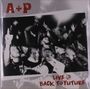 A+P, LIVE @ BACK TO FUTURE. Schwarzweißes Foto einer Menschenmenge bei einem Konzert, energetische Stimmung.