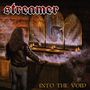 „streamer“ und „INTO THE VOID“ im Fokus. Ein Mann in Lederjacke steht an einem Spiegel, hinter dem ein mystisches Wesen erscheint.