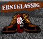 Text: "ERSTKLASSIG", "FC St. Pauli". Illustration: Bierbecher mit Totenkopf-Logo, große Stiefel, Menschenmenge im Hintergrund.