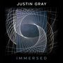 Text: "Justin Gray" oben, "Immersed" unten. Komplexe Linienmuster bilden ein gekrümmtes Gitter auf dunklem Hintergrund.