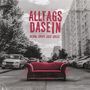 "ALLTAGSDASEIN" und "SOFA GEHT DIE ZEIT" in großen roten Buchstaben; rotes Sofa auf einer Straße, umgeben von Autos.