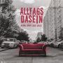 ALLTAGSDASEIN. Sofa geht die Zeit. Rotes Sofa auf Straße zwischen Autos und hohen Gebäuden, schwarz-weiß Hintergrund.