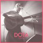 Text: "DOTA DIE KEHRSEITE (SOLO LIVE)"  
Frau mit Gitarre, singt in ein Mikrofon, Bühnenlicht.