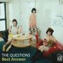 "The Questions Best Answer" – Drei Frauen in retro Outfits, sitzen und stehen in einem minimalistischen Raum mit Tisch und Büchern.
