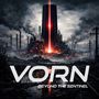 VORN, BEYOND THE SENTINEL. Eine düstere Industrielandschaft mit einem hohen Turm und rotem Licht in der Mitte.