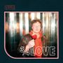 Text: "OVE 3/4 LOVE". Eine Person in einer Lederjacke hält einen angebissenen roten Apfel. Hintergrund metallisch glänzend.