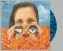 Text: "Alice Merton" oben links, "Visions" oben rechts. Eine Frau mit Fernglas, umgeben von orangen Blumen.