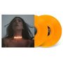 Text "SOLSTICE". Frau blickt nach oben. Zwei orangefarbene Schallplatten.