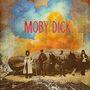 Text: "MOBY DICK". Illustration mit fünf Personen vor einem bunten, wolkenartigen Hintergrund und einem großen Wal.