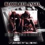 „BLOOD RED ANGEL“, darunter „Crime Entertainment“. Zwei Personen in Kapuzen sitzen, schwarz-weiß, mit roten Akzenten.