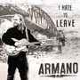 Texte: "I HATE TO LEAVE", "ARMANO". Ein Musiker spielt Gitarre, Hintergrund ist eine Brücke in Schwarzweiß.