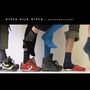 Text: "ništa nije ništa / nee niemals nicht". Vier Füße mit bunten Socken und Schuhen in einer Reihe.