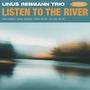 "LISTEN TO THE RIVER" in gelb, Künstler: Linus Rebmann Trio. Unscharfe, verschwommene Flusslandschaft.