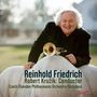 Reinhold Friedrich, Robert Kruží: Conductor, Czech Chamber Philharmonic Orchestra Pardubice. Mann mit Trompete lächelt.