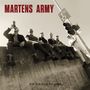 Text: "MARTENS ARMY", "Wie die Zeit vergeht...". Eine Gruppe von sechs Personen sitzt auf einer Betonmauer.