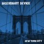 Der Text lautet "INCENDIARY DEVICE" oben und "NEW YORK CITY" unten. Sicht auf eine ikonische Brücke, mit stahlblauer Tönung.