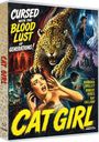 "Cursed with the Blood Lust of Generations!" Ein Leopard greift an, erschrockene Frau, nächtliche Burg im Hintergrund.
