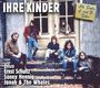 "IHRE KINDER", "plus Ernst Schultz, Sonny Hennig, Jonah & The Whales", Gruppe sitzt auf Stufen vor einer Tür.