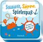 „Sommer, Sonne, Spielespaß.“ Rote Krabbe hält ein Seil, Seesterne und Fische im Wasser. „25 Ideen für den Tag am Meer.“