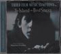 Aufdruck: THIRD FILM MUSIC SYMPHONY, The Island on Bird Street, Zbigniew Preisner. Dunkles Porträt eines Jungen.