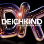 "DEICHKIND, NIVEAU WESHALB WARUM" in weißen Großbuchstaben über schimmernden Metall-Buchstaben "DK".