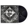 Schwarz-weiße Plattenhülle mit geometrischen Mustern und einem alten Gebäude im Zentrum. Schwarze Vinylplatte rechts.